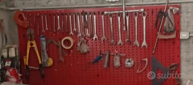 Pannelli Rossi per Ordinare Utensili e Chiavi