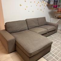 Divano IKEA Kivik a 3 posti con chaise-longue.
