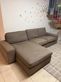 Divano IKEA Kivik a 3 posti con chaise-longue.
