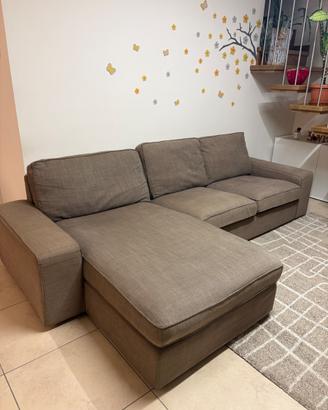 Divano IKEA Kivik a 3 posti con chaise-longue.