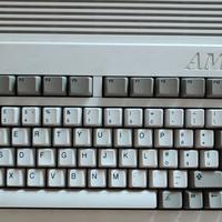 Amiga A600 con circa 100 floppy disk.