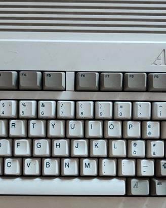 Amiga A600 con circa 100 floppy disk.