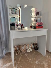 Tavolo toeletta trucco con specchio e luci