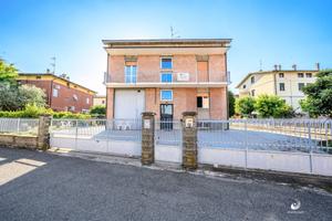 Villa singola di ampie metrature con giardino.