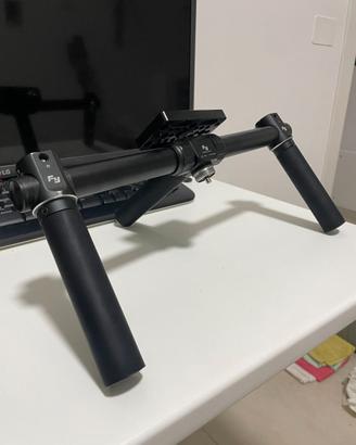 Stabilizzatore a mano per videomaker