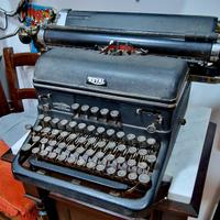 Macchina da scrivere antica Royal