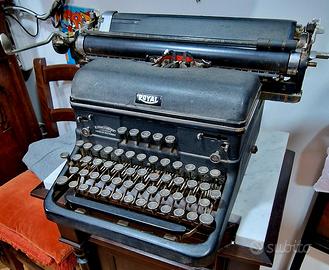 Macchina da scrivere antica Royal