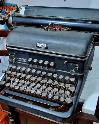 Macchina da scrivere antica Royal