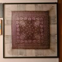 Scialle esposto in cornice a vetro 112 cm