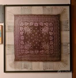 Scialle esposto in cornice a vetro 112 cm