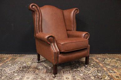 Poltrona modello Chesterfield Queen Anne marrone