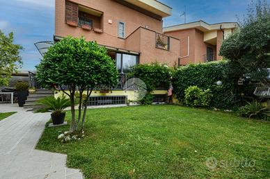 VILLA A SCHIERA A ROMA