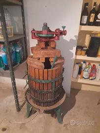 Torchio per vino in legno e ferro