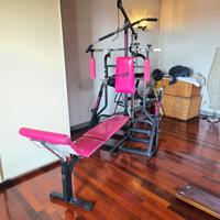 palestra e bilancieri con pesi