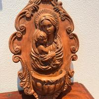 Acquasantiera in terracotta Madonna e Bambino