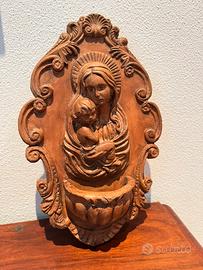 Acquasantiera in terracotta Madonna e Bambino