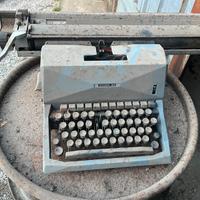 Macchina da scrivere Olivetti 82