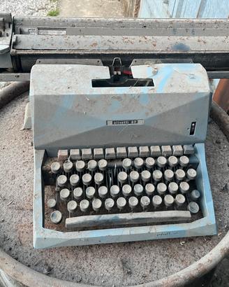 Macchina da scrivere Olivetti 82