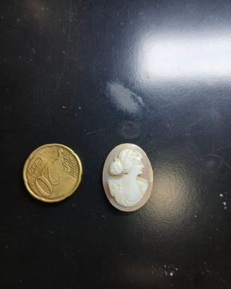cammeo Profilo Classico con Fiori tra i Capelli