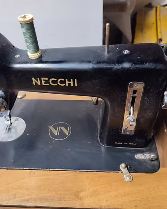 Macchina da cucire Necchi 