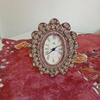 Orologio da tavolo vintage in metallo lavorato 