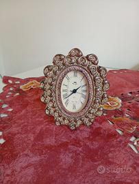 Orologio da tavolo vintage in metallo lavorato 