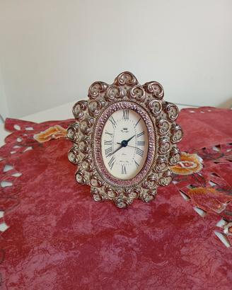 Orologio da tavolo vintage in metallo lavorato 