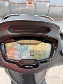 Beverly 300 deep black special edition