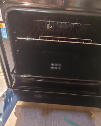 cucina a gas Indesit con piano cottura a gas 