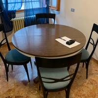 Tavolo tondo allungabile con sedie