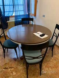 Tavolo tondo allungabile con sedie