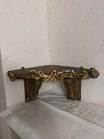 Antica mensola angolare in legno intagliato