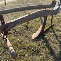 Aratro antico in legno e ferro