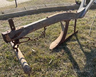 Aratro antico in legno e ferro