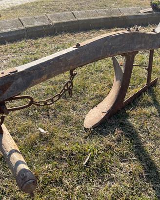 Aratro antico in legno e ferro
