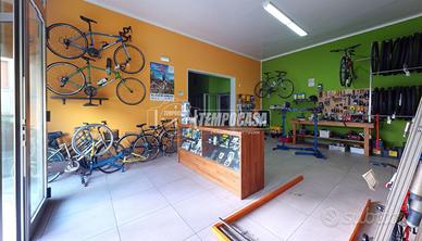 LIZZANELLO: LOCALE COMMERCIALE DA POTER ADIBIRE AN