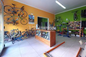 LIZZANELLO: LOCALE COMMERCIALE DA POTER ADIBIRE AN