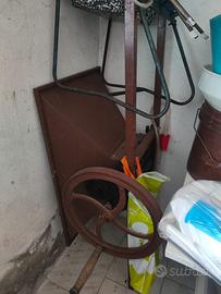 Pigiatrice manuale uva