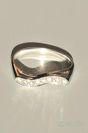 Anello ad onda in oro 18kt e zirconia