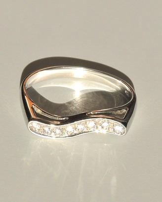 Anello ad onda in oro 18kt e zirconia