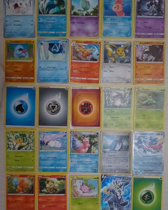 Stock Lotto assortito di 25 carte Pokemon