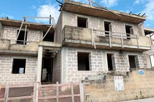 Stabile allo stato grezzo