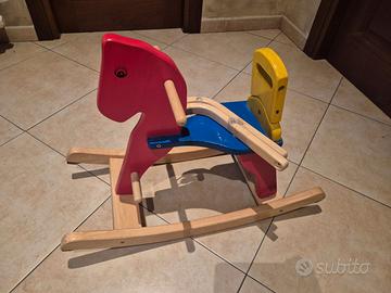Cavallo a dondolo in legno