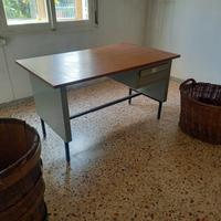 scrivania come cattedra anni 80 e tinelli o cesti
