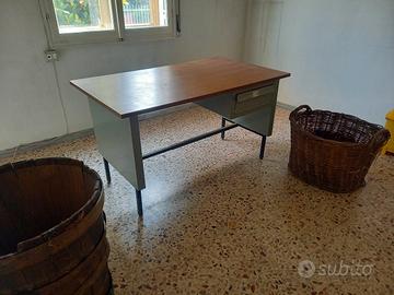 scrivania come cattedra anni 80 e tinelli o cesti