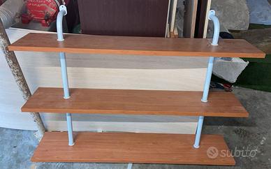 Composizione di mensole in ciliegio