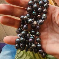 Lunga collana colore nero di perle naturali 