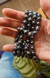 Lunga collana colore nero di perle naturali 