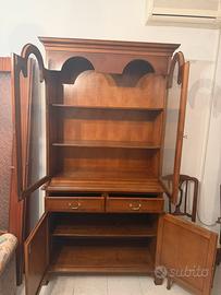 Vetrina in legno stile classico