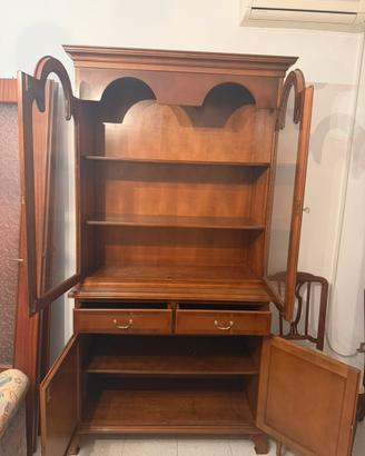 Vetrina in legno stile classico